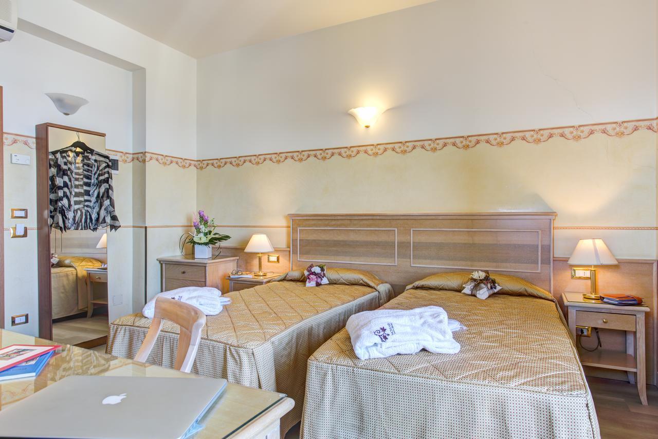 Hotel Byron Rimini Eksteriør billede