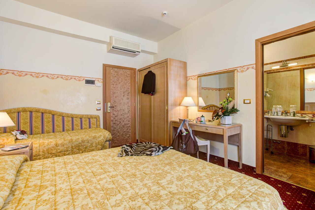 Hotel Byron Rimini Eksteriør billede
